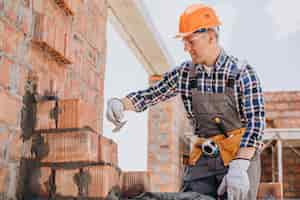 Foto gratuita joven artesano construyendo una casa