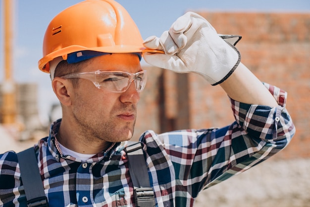 Foto gratuita joven artesano construyendo una casa