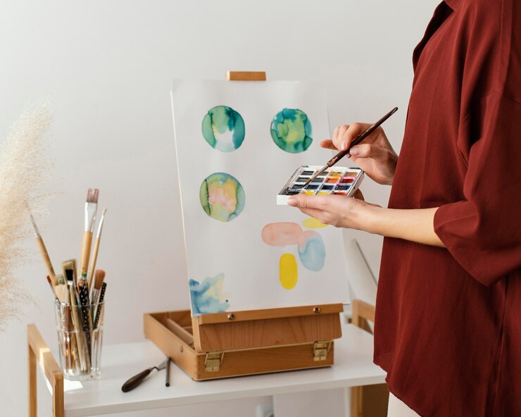 Foto gratuito joven artista pintando con acuarelas