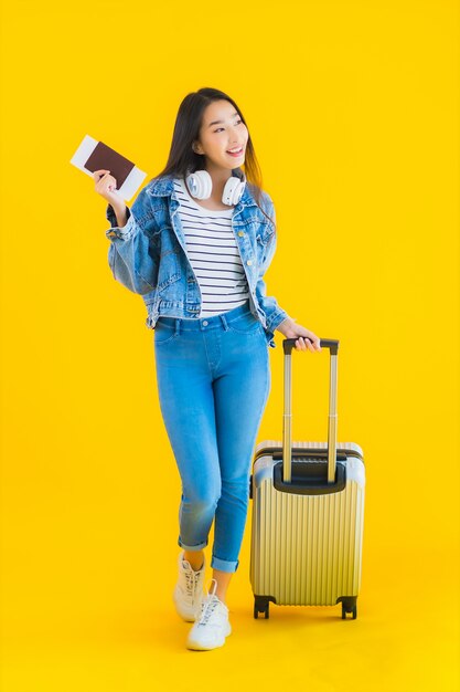 joven asiática con bolsa de equipaje y pasaporte