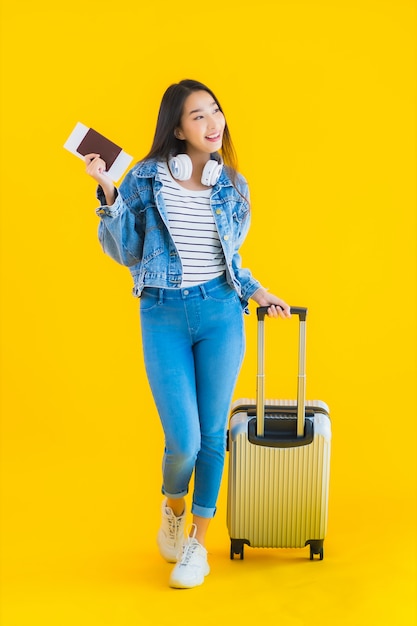 joven asiática con bolsa de equipaje y pasaporte