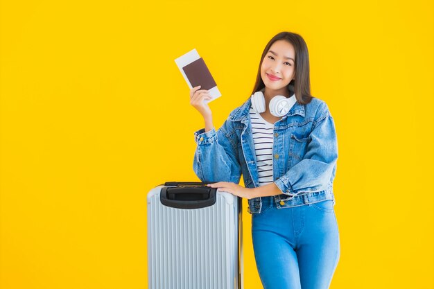 joven asiática con bolsa de equipaje y pasaporte