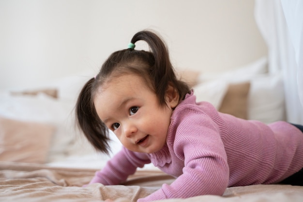 Foto gratuita joven asiática en casa disfrutando de la infancia