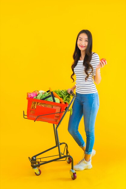 joven asiática compras de supermercado y carro