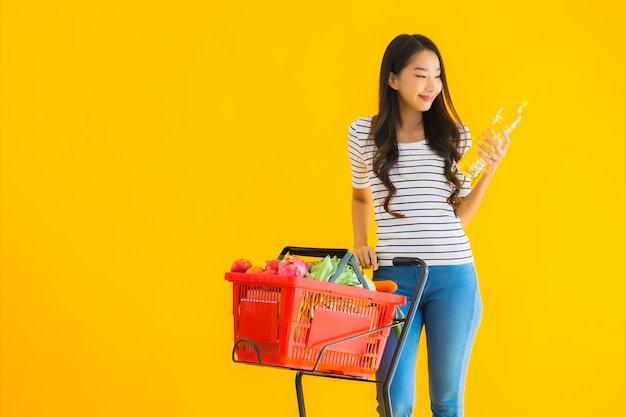 joven asiática compras de supermercado y carro