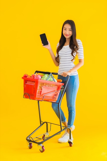 joven asiática compras de supermercado