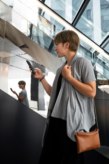 Joven asiática comprobando su teléfono