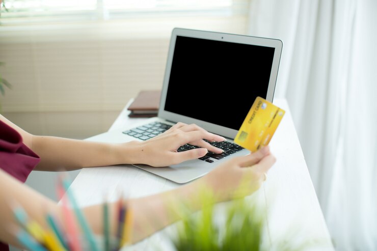 Foto gratuito joven asiática pagando con tarjeta de crédito