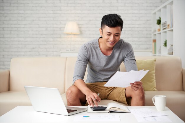 Joven asiática trabajando en casa