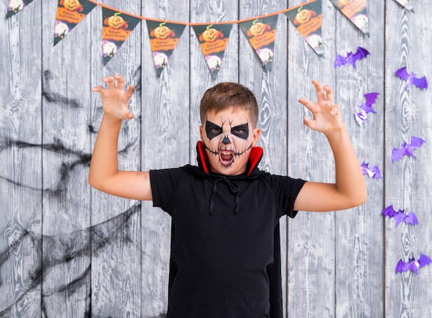 Joven aterrador con cara pintada para halloween