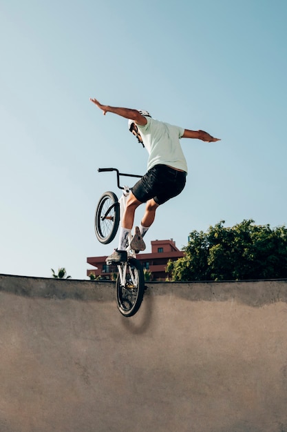 Joven atleta haciendo trucos en su bicicleta