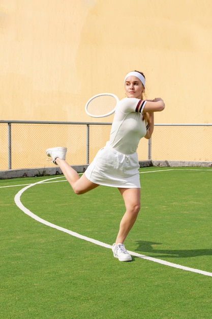 Joven atleta de tenis jugando