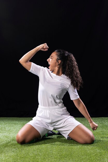 Joven atlética en campo de fútbol