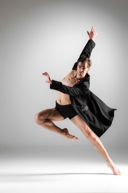 La joven y atractiva bailarina de ballet moderno