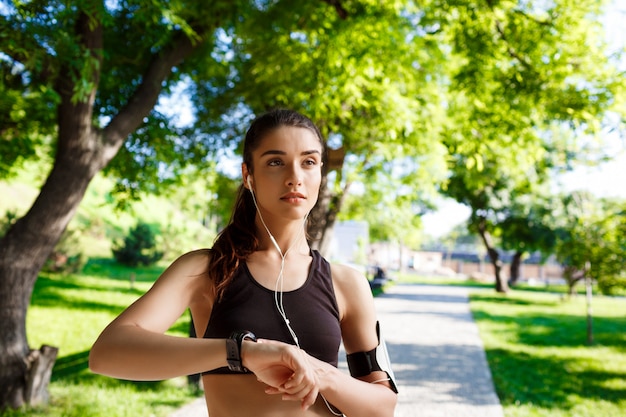 Foto gratuita joven atractiva chica de fitness en el parque