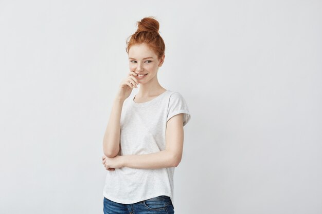 Joven atractiva mujer juguetona con pelo astuto sonriendo.