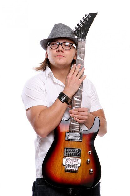 Un joven atractivo con guitarra