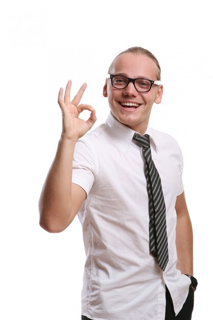 Un joven atractivo con sonrisa