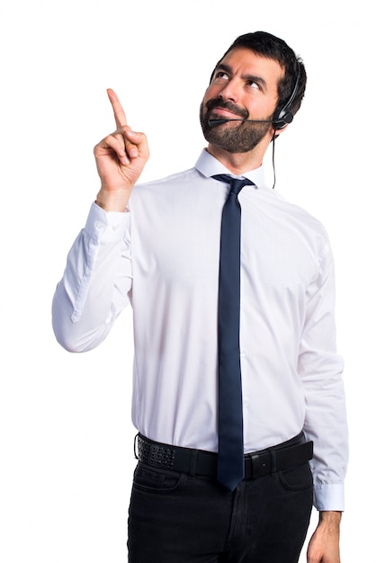 Joven con un auricular apuntando hacia arriba