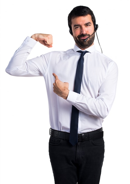 Joven con un auricular haciendo gesto fuerte