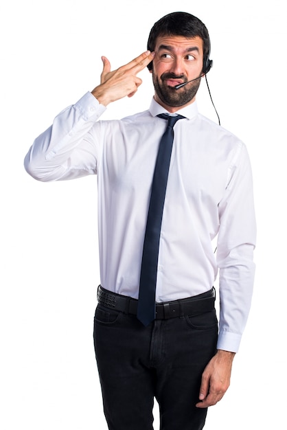 Joven con un auricular haciendo gesto de suicidio