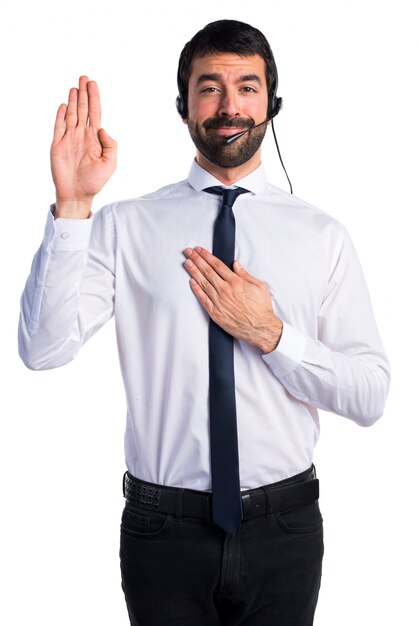 Joven con un auricular haciendo un juramento