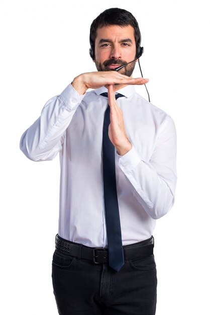 Joven con un auricular haciendo tiempo fuera gesto