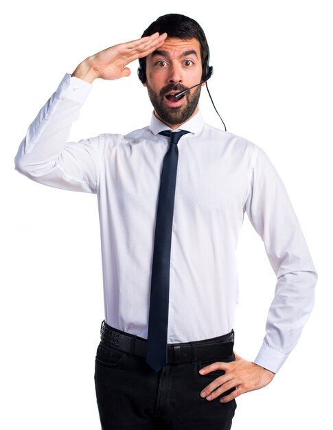 Joven con un auricular mostrando algo