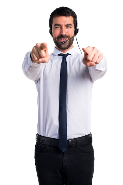 Joven con un auricular que apunta a la parte delantera