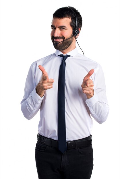 Joven con un auricular que apunta a la parte delantera