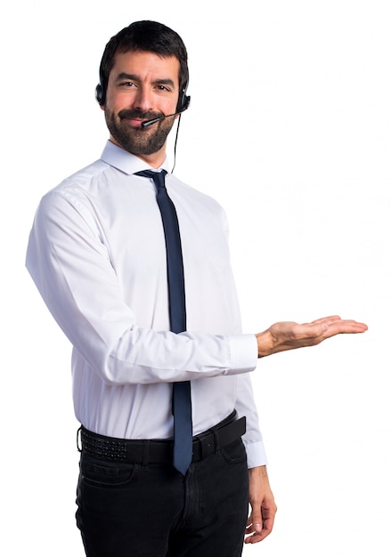 Joven con un auricular que presenta algo