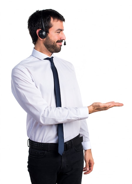 Joven con un auricular que presenta algo