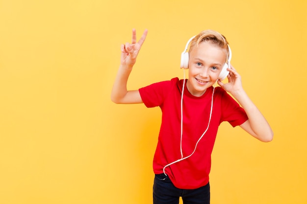 Foto gratuita joven con auriculares escuchando música