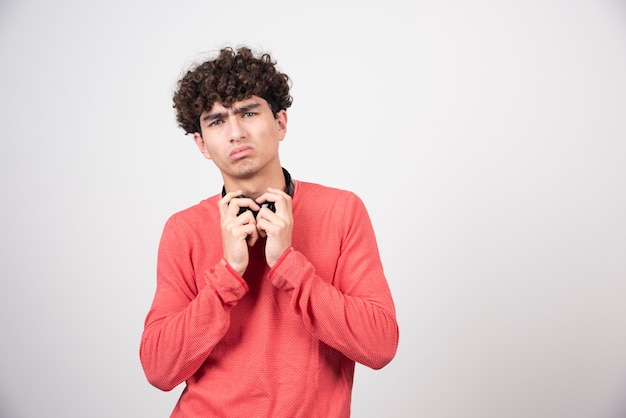 Joven, con, auriculares, posar