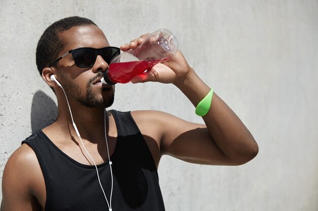 Joven con auriculares vistiendo ropa deportiva