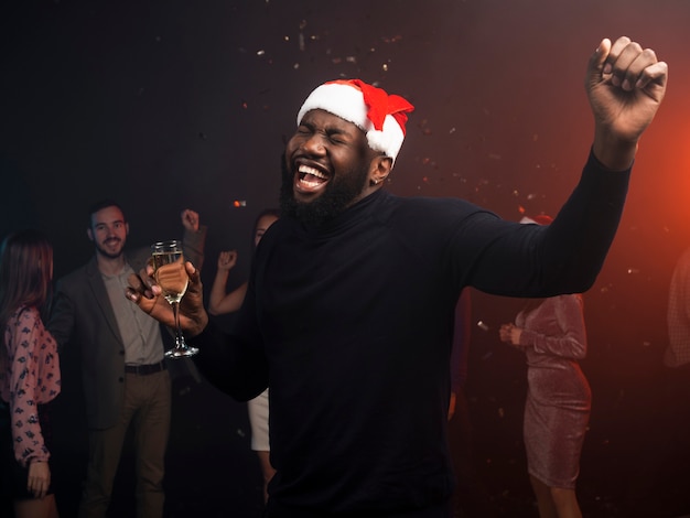 Joven bailando en la fiesta de navidad