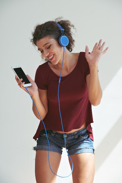 Foto gratuita joven bailando sus canciones favoritas con auriculares