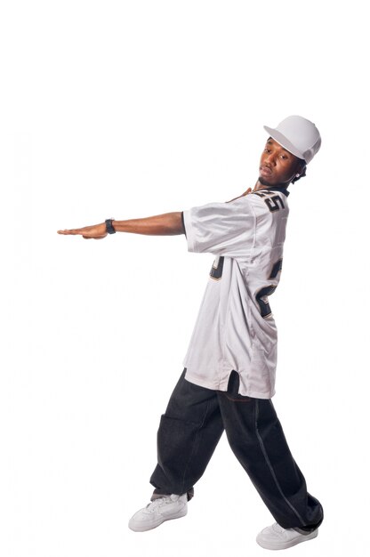Joven bailarín de hip-hop en blanco