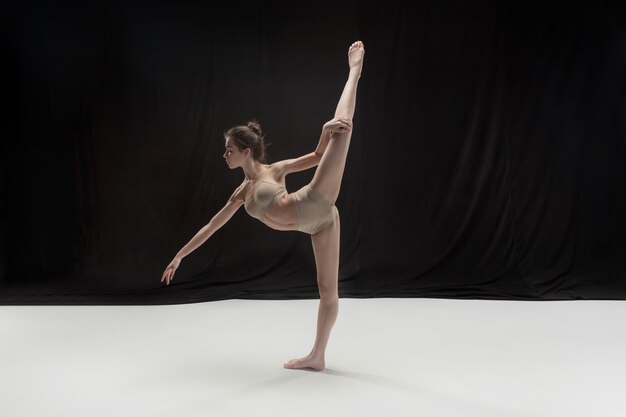 Joven bailarina adolescente en piso blanco