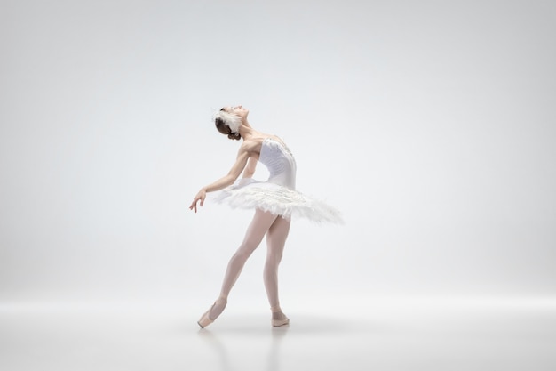 Foto gratuita joven bailarina agraciada sobre fondo blanco de estudio