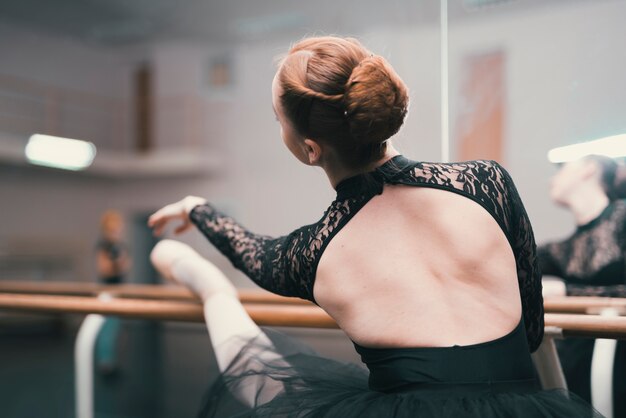 Joven bailarina de ballet clásico practicando en el estudio de baile