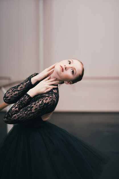 Joven bailarina de ballet clásico practicando en el estudio de baile