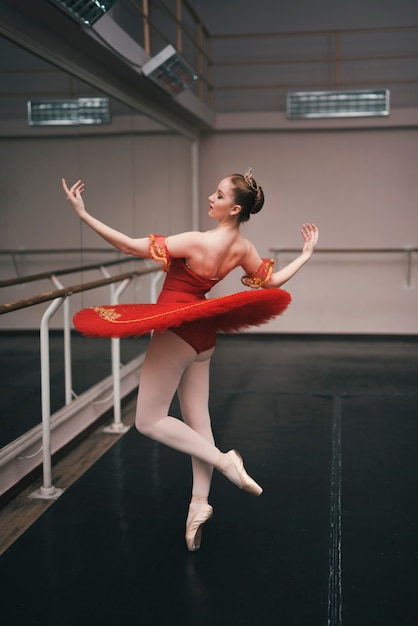 Joven bailarina de ballet clásico practicando en el estudio de baile