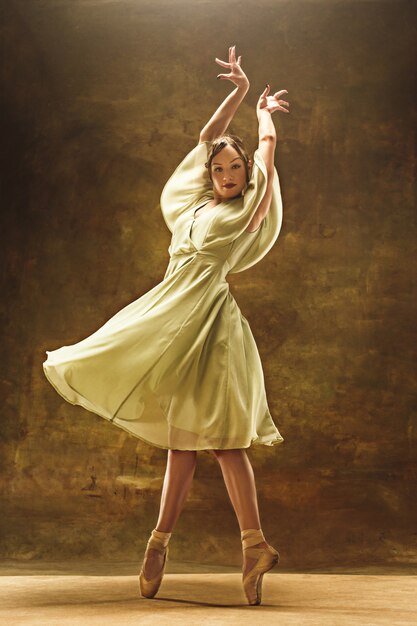 Joven bailarina de ballet. Mujer bonita armoniosa con vestido