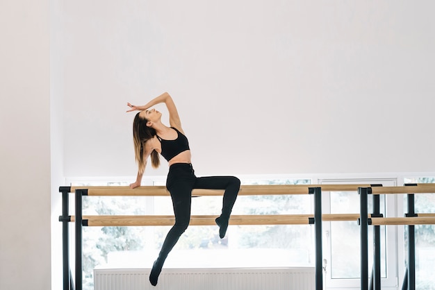 Joven bailarina posando en el estudio de baile