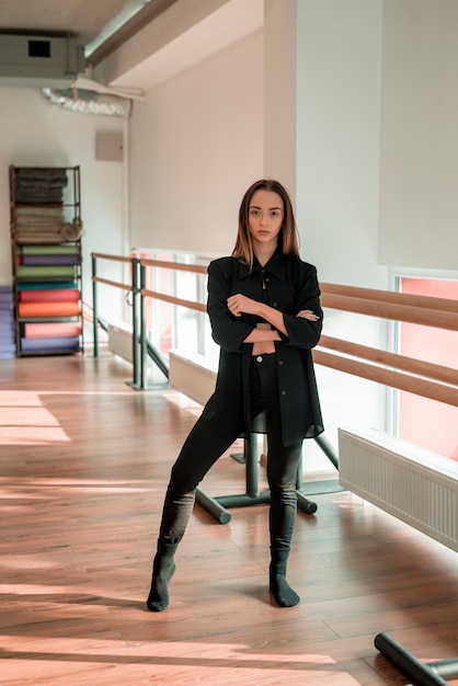 Joven bailarina practicando en el estudio de baile