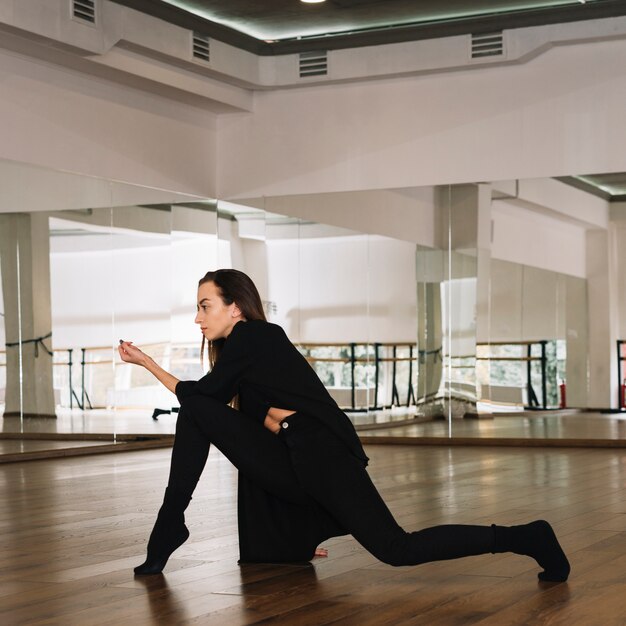 Joven bailarina practicando en el estudio de baile