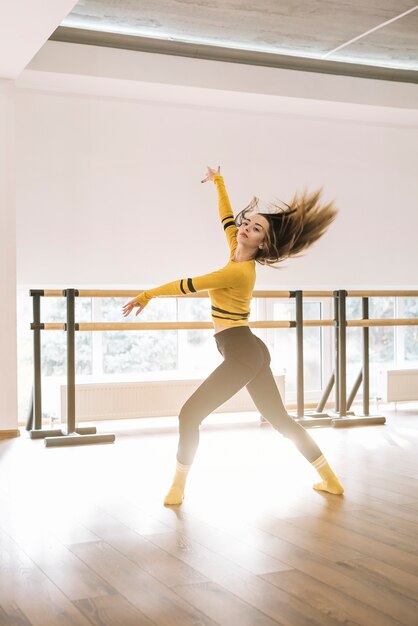 Joven bailarina practicando en el estudio de baile