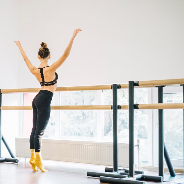 Joven bailarina practicando en el estudio de baile