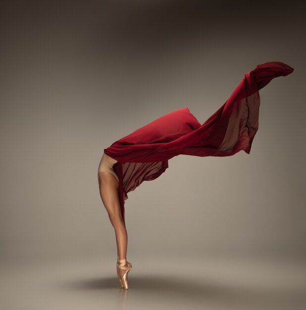 Joven bailarina tierna elegante en la pared en colores pastel